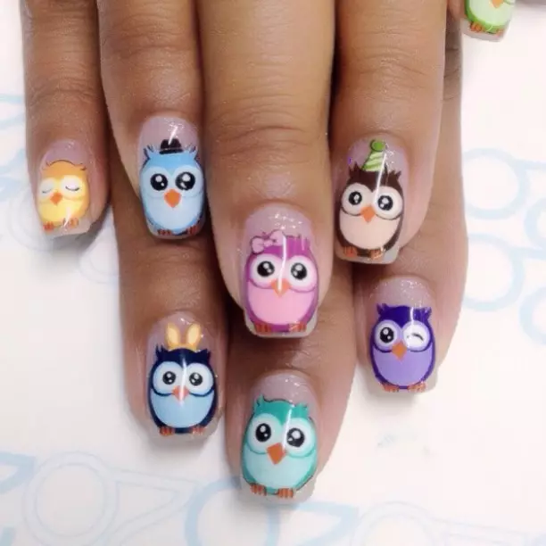 Manicure na may owls (63 mga larawan): pinakamahusay na mga ideya sa disenyo sa mga kuko na may mga guhit 6412_42