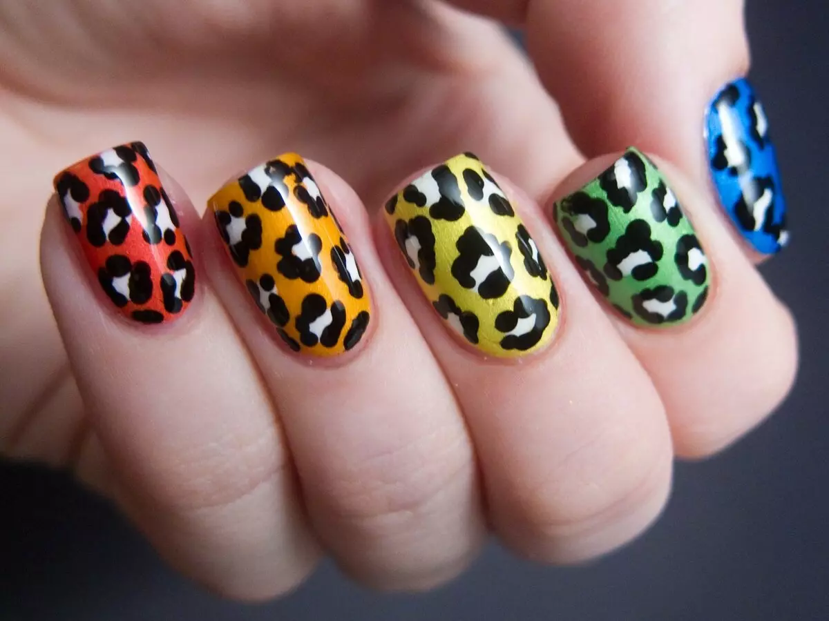 Leopard manikyr (37 bilder): Nail design med leopardtryck. Hur man framkallar en sådan ritningssteg för steg? 6416_13