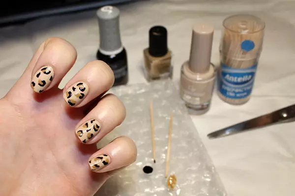Leopard Maniküre (37 Fotos): Nagelgestaltung mit Leopard-Druck. Wie erinnert man einen solchen Zeichnungsschritt für Schritt? 6416_34