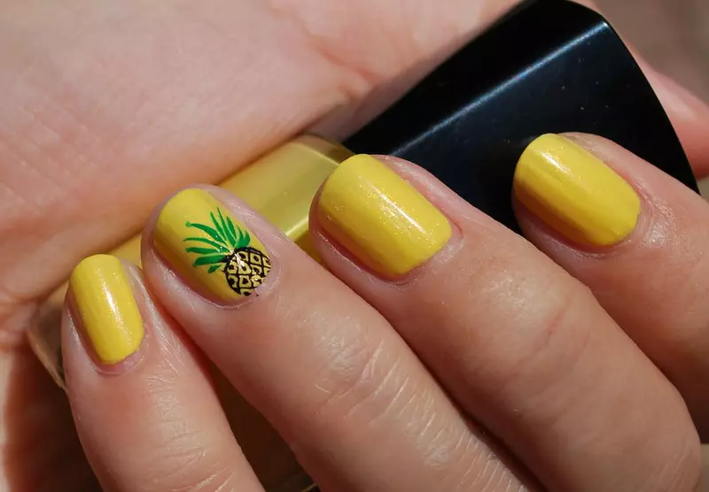 Maniküre mit Ananas (41 Fotos): Abbildung Design auf Nägeln. Wie zeichnet man Sommer Ananas mit Bananen? 6418_10