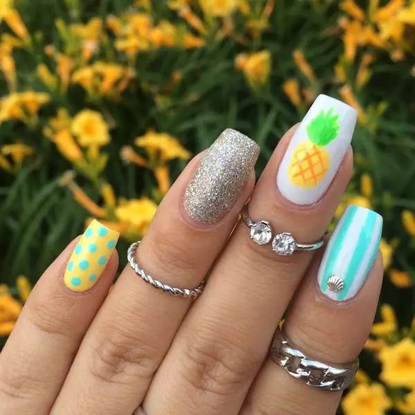 Manicure dengan nanas (41 foto): Gambar desain pada paku. Bagaimana cara menggambar nanas musim panas dengan pisang? 6418_14