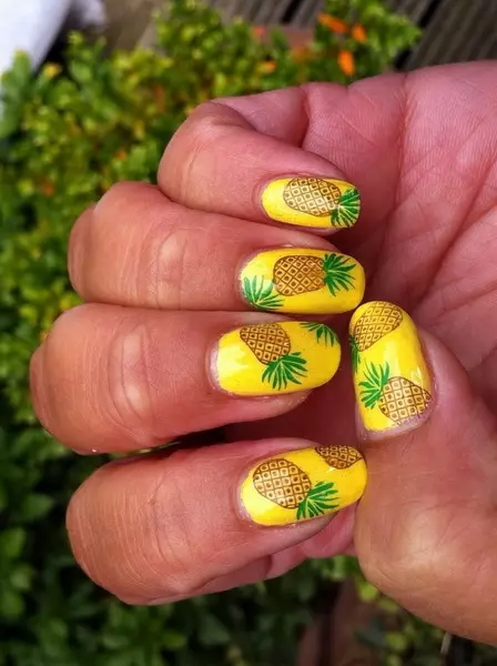 Manicure dengan nanas (41 foto): Gambar desain pada paku. Bagaimana cara menggambar nanas musim panas dengan pisang? 6418_16