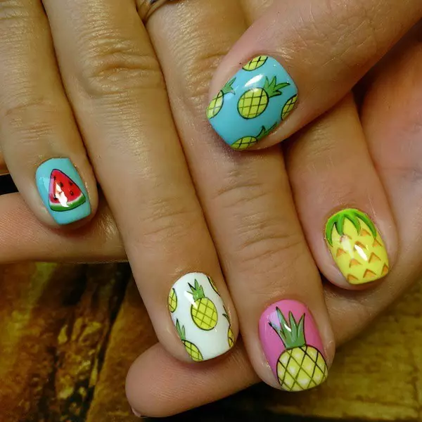 Manicure dengan nanas (41 foto): Gambar desain pada paku. Bagaimana cara menggambar nanas musim panas dengan pisang? 6418_18