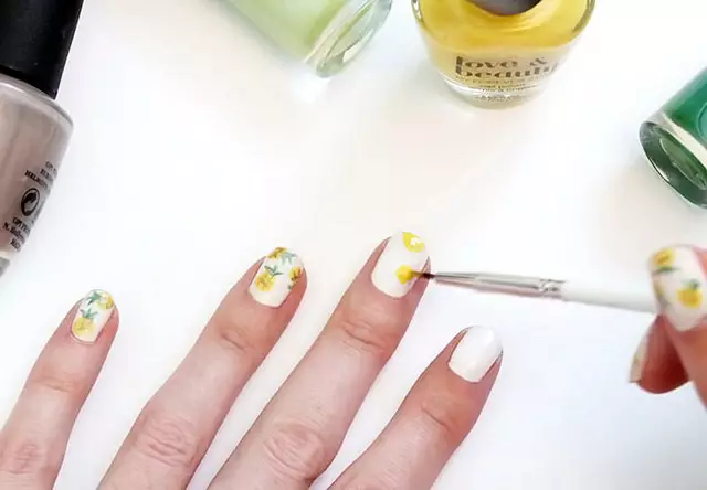 Manicure dengan nanas (41 foto): Gambar desain pada paku. Bagaimana cara menggambar nanas musim panas dengan pisang? 6418_27