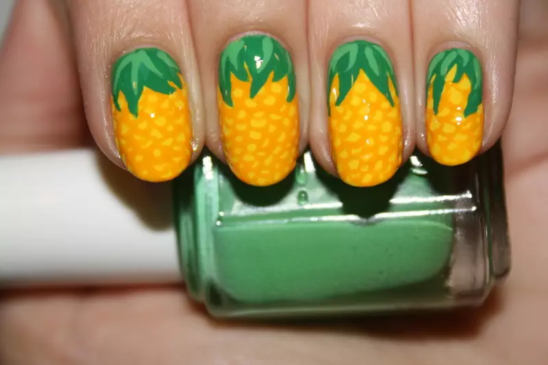 Manicure dengan nanas (41 foto): Gambar desain pada paku. Bagaimana cara menggambar nanas musim panas dengan pisang? 6418_9