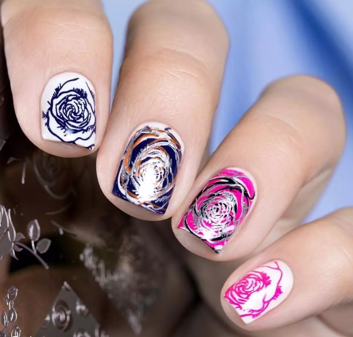 Дизайн ногтей розы. Маникюр с розочками. Дизайн ногтей с розами. Маникюр на короткие ногти с розой. Маникюр с нарисованными розочками.