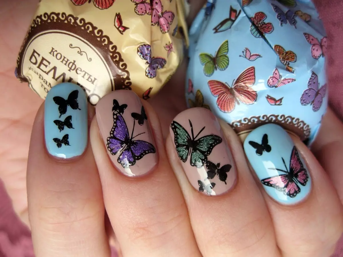 Стемпинг бабочки на ногтях