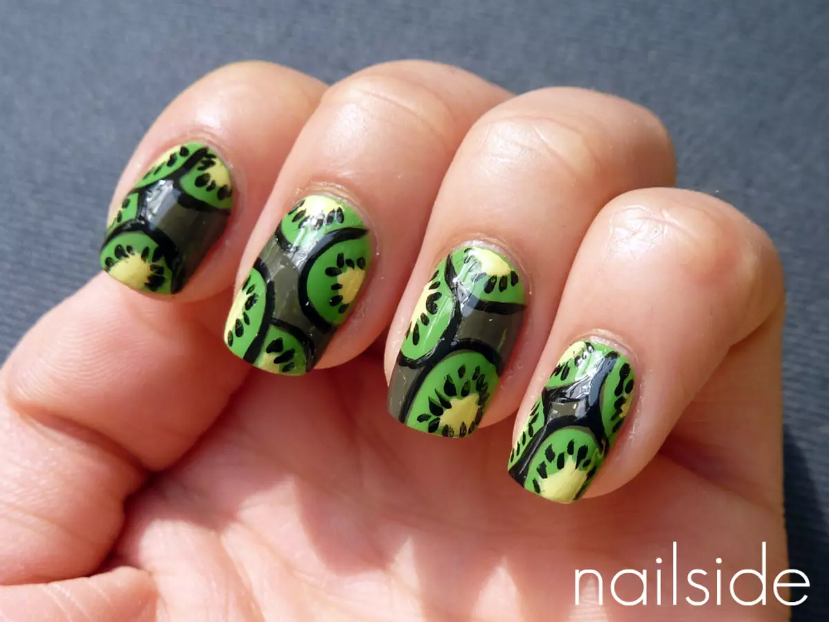 Kiwi på naglarna (35 bilder): Design manikyr med kiwi och droppar, betonar solbränna 6428_32