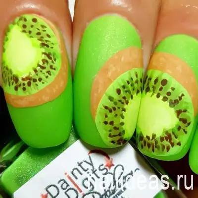 Kiwi på naglarna (35 bilder): Design manikyr med kiwi och droppar, betonar solbränna 6428_35