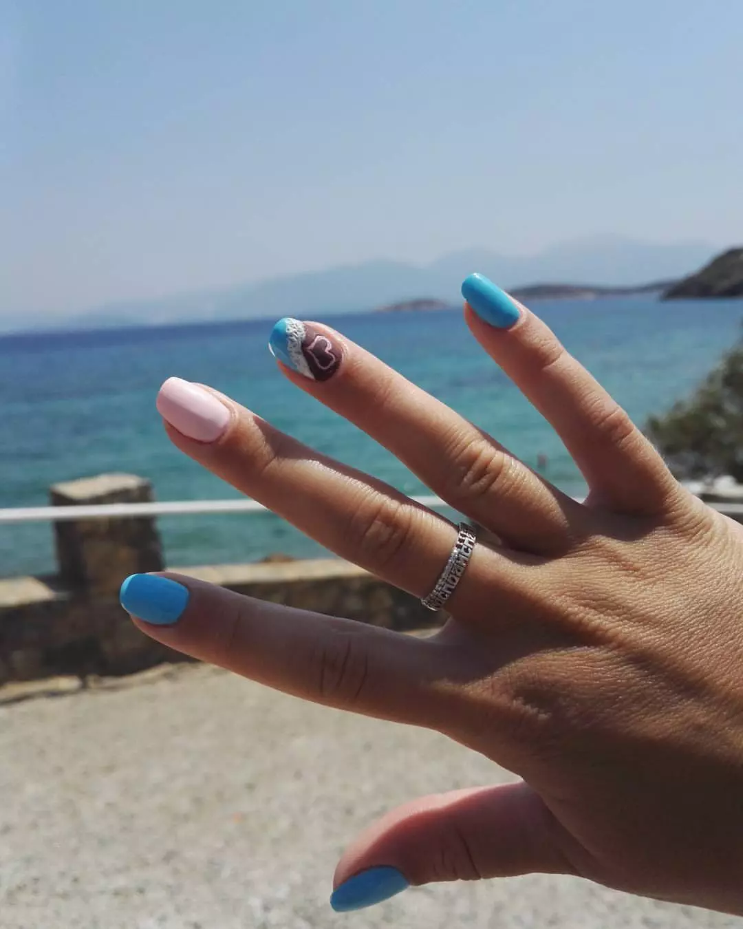 Маникюр на морето (79 снимки): Какво е дизайна на ноктите да направи на почивка? Идеи за ярка и красива лятна маникюр за пътуване за почивка 6431_4