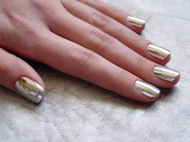 Metal manicure (56 mga larawan): Kuko disenyo lacquet sa metal na kulay 6435_41