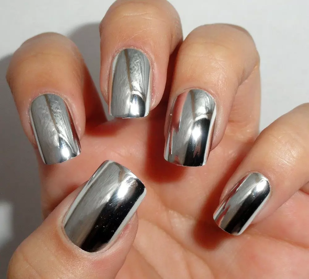 Metal manicure (56 mga larawan): Kuko disenyo lacquet sa metal na kulay 6435_43
