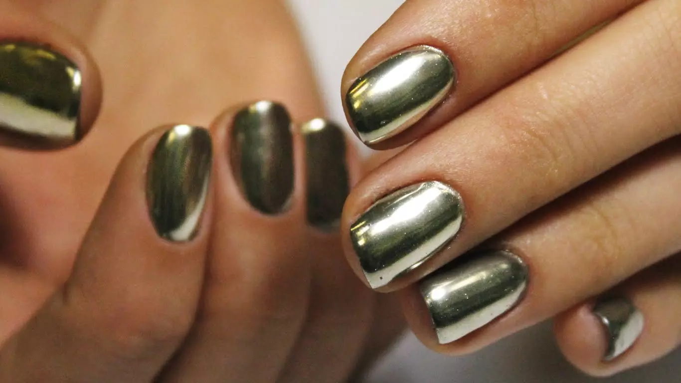 Metal manicure (56 mga larawan): Kuko disenyo lacquet sa metal na kulay 6435_54