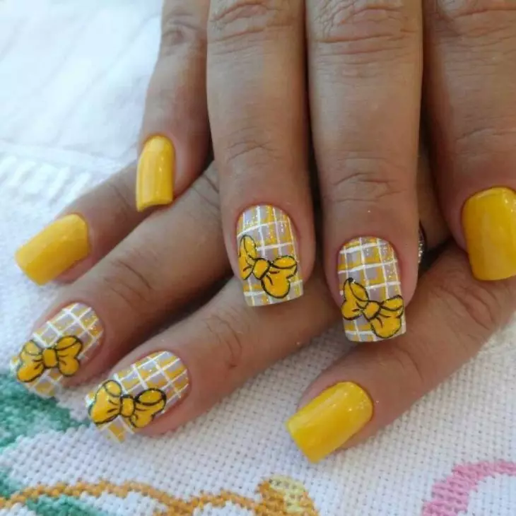 Manicure met een boog (54 foto's): ontwerp van korte nagels met een bekijk patroon van steentjes. Hoe een boogstap stappen te tekenen? 6436_19