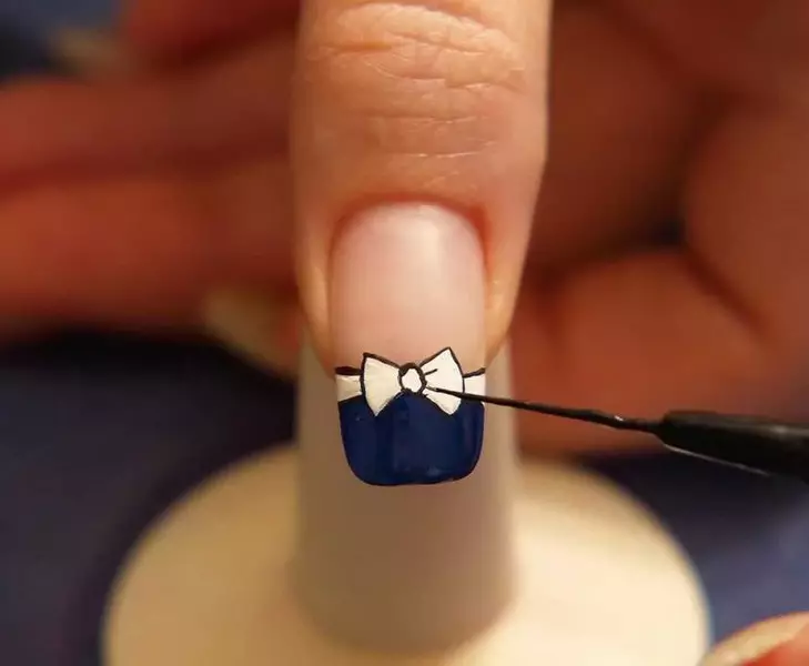 Manikyr med en båge (54 foton): Design av korta naglar med ett bågigt mönster från rhinestones. Hur man ritar en båge steg steg bypass? 6436_37