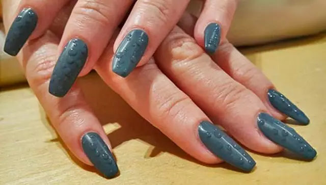 Manicure nrog dauv (49 daim duab): Yuav ua li cas ua kom dej poob ntawm cov ntsia hlau? Tsim cov tswv yim nrog nag los yog hais cov txiaj ntsig 6437_26