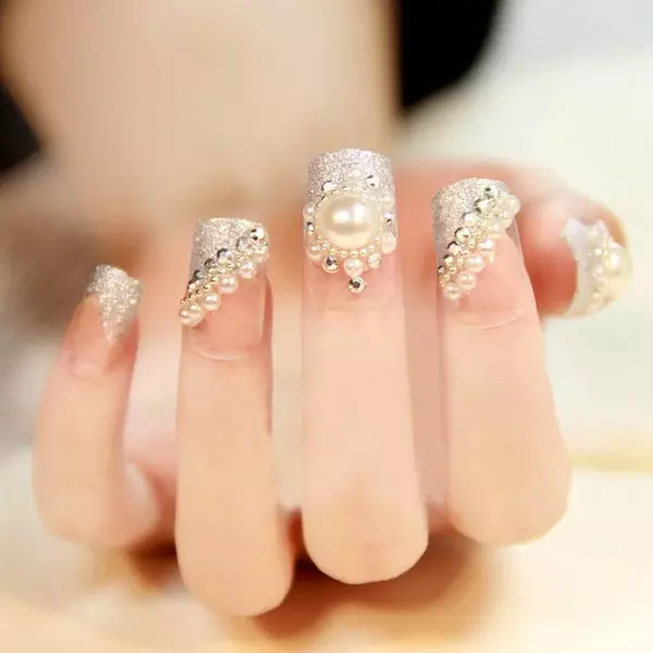 Pearl manicure: paznokci konstrukcja powłoka z perłowym kolorze. Jak zrobić taki manicure? 6439_19