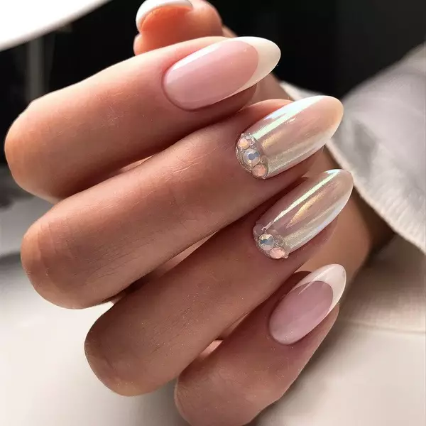 Pearl manicure: paznokci konstrukcja powłoka z perłowym kolorze. Jak zrobić taki manicure? 6439_40