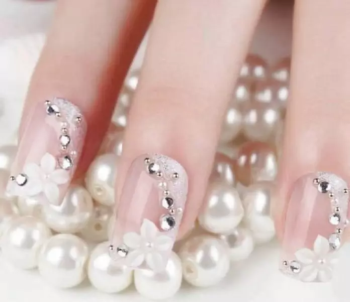 Pearl manicure: paznokci konstrukcja powłoka z perłowym kolorze. Jak zrobić taki manicure? 6439_41