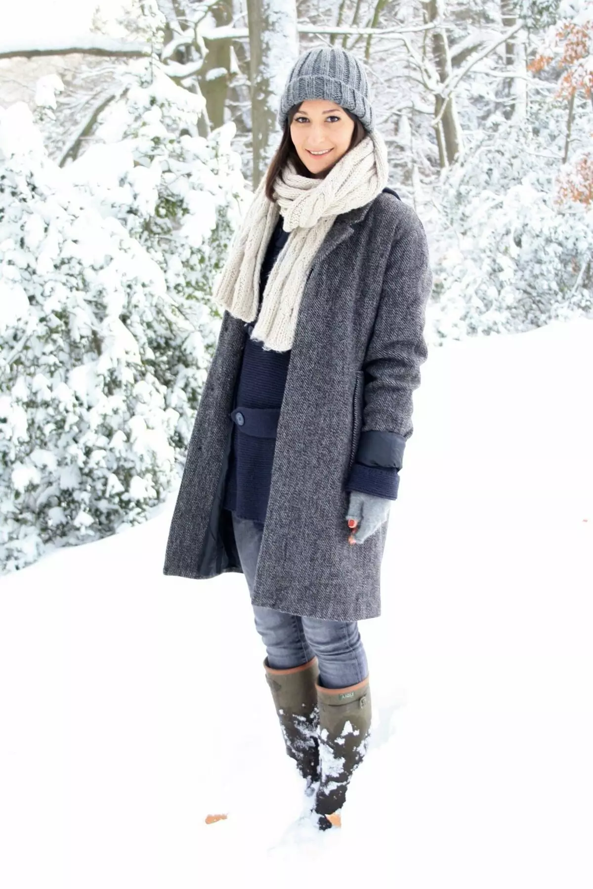 Téli női kabát (384 fotók): divatos 2021 a sintepsumon, kapucnis, ifjúság, gyapjú, terhes, kabát 643_290