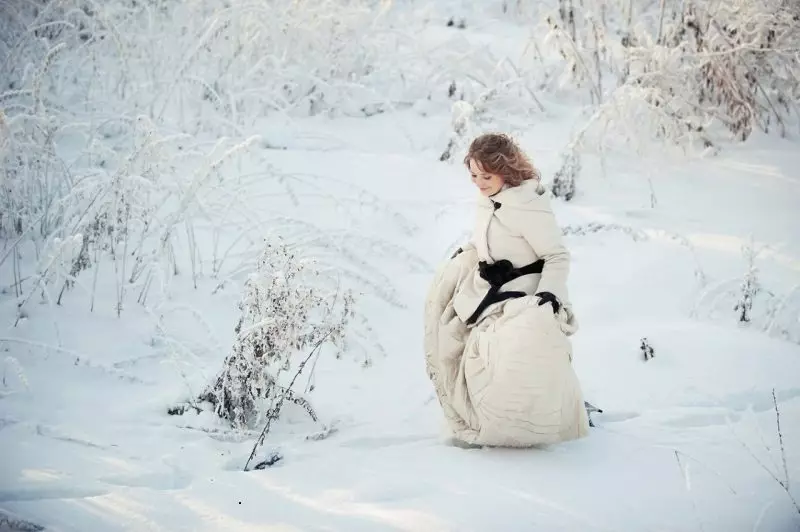 Winter Women's Coat (384 mga larawan): Fashionable 2021 sa sintepsum, hooded, kabataan, lana, para sa buntis, amerikana pababa 643_301