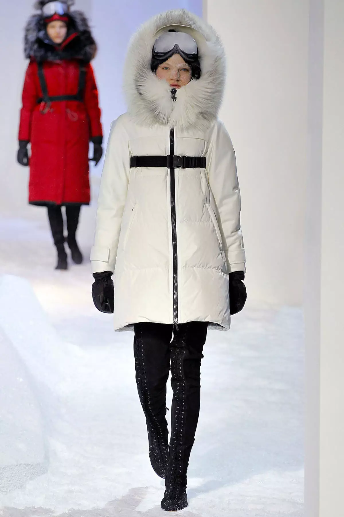 Shtresë e grave të dimrit (384 foto): modë 2021 në Sintepsum, me kapuç, të rinjtë, leshi, për shtatzëninë, mbulon 643_314