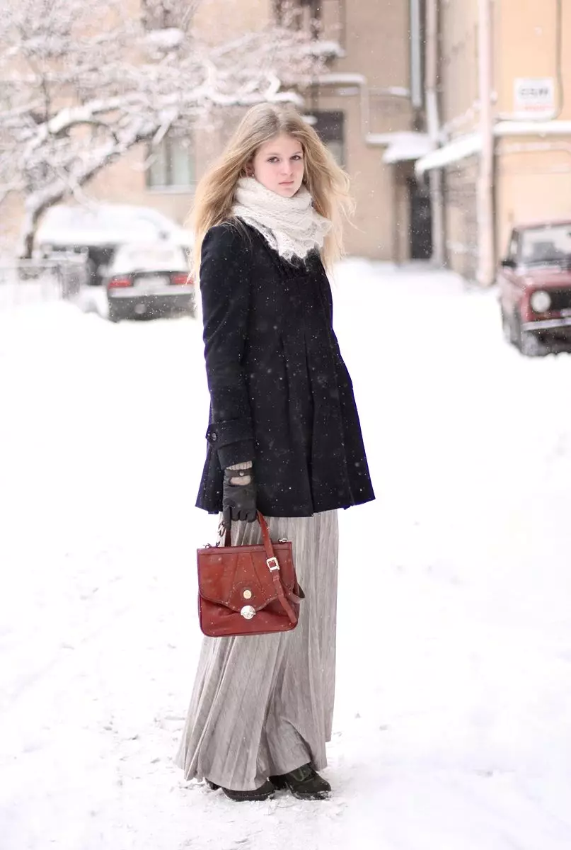 Winter Women's Coat (384 mga larawan): Fashionable 2021 sa sintepsum, hooded, kabataan, lana, para sa buntis, amerikana pababa 643_323