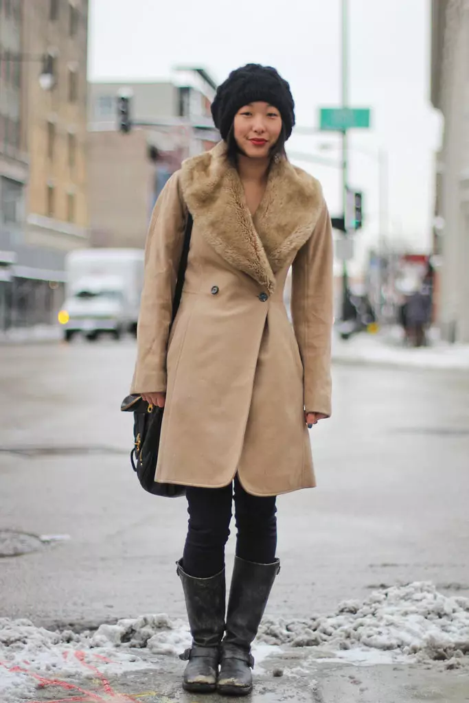 Téli női kabát (384 fotók): divatos 2021 a sintepsumon, kapucnis, ifjúság, gyapjú, terhes, kabát 643_353