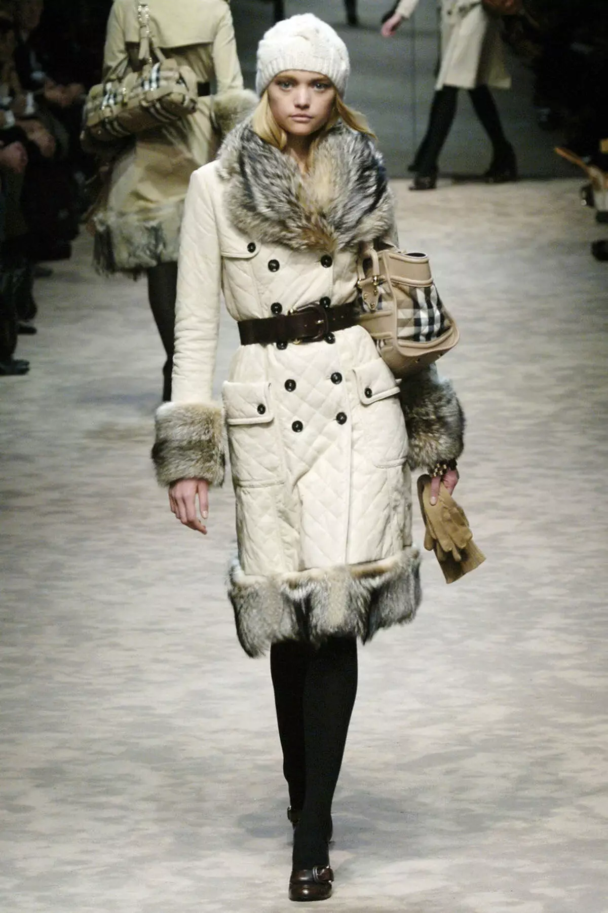 Téli női kabát (384 fotók): divatos 2021 a sintepsumon, kapucnis, ifjúság, gyapjú, terhes, kabát 643_360
