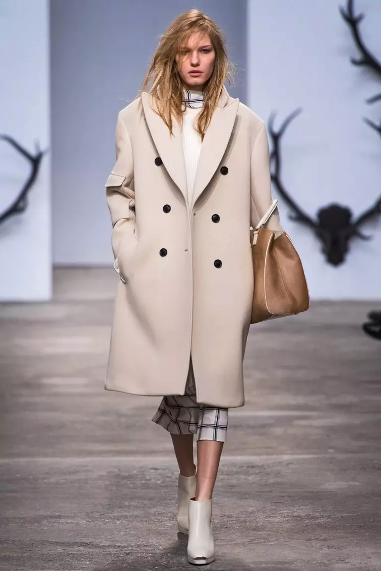 Téli női kabát (384 fotók): divatos 2021 a sintepsumon, kapucnis, ifjúság, gyapjú, terhes, kabát 643_41