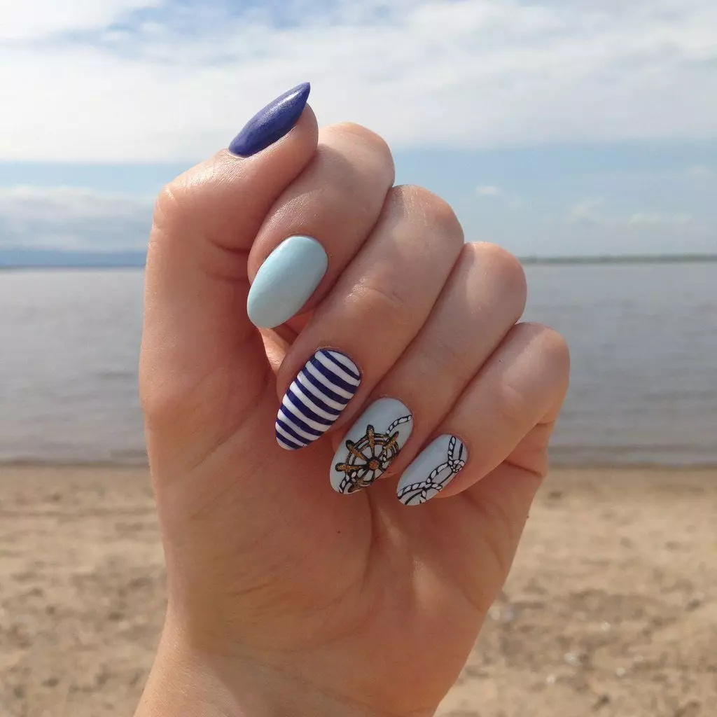Mar a les ungles (59 fotos): disseny de manicura per a l'estiu per relaxar-se a la platja 6445_24