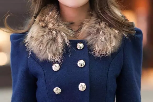 Зимски капут со крзно јака (306 фотографии): женски кожен капут, волнена, завеса, маскирана, модел 644_130