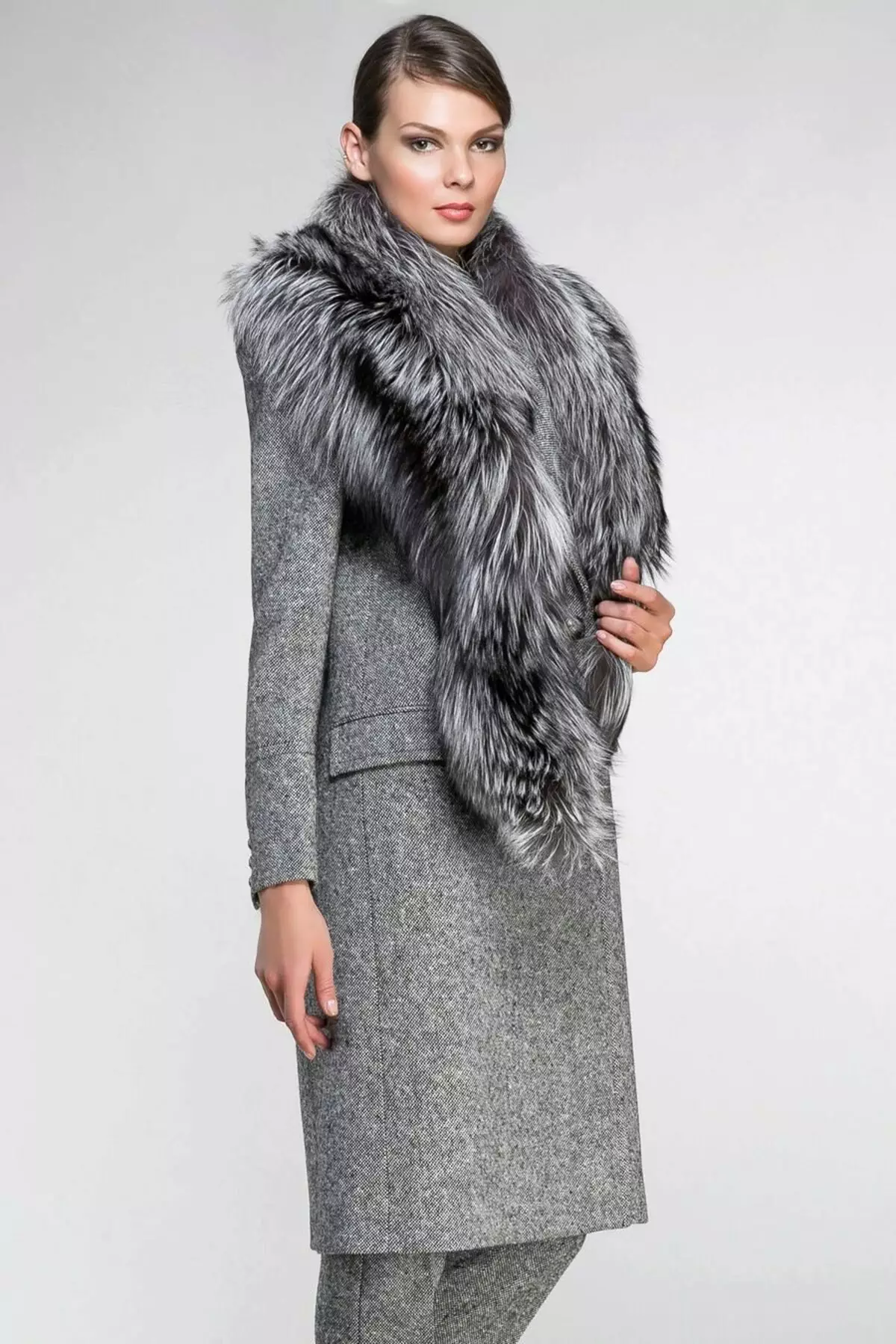 Зимски капут со крзно јака (306 фотографии): женски кожен капут, волнена, завеса, маскирана, модел 644_209