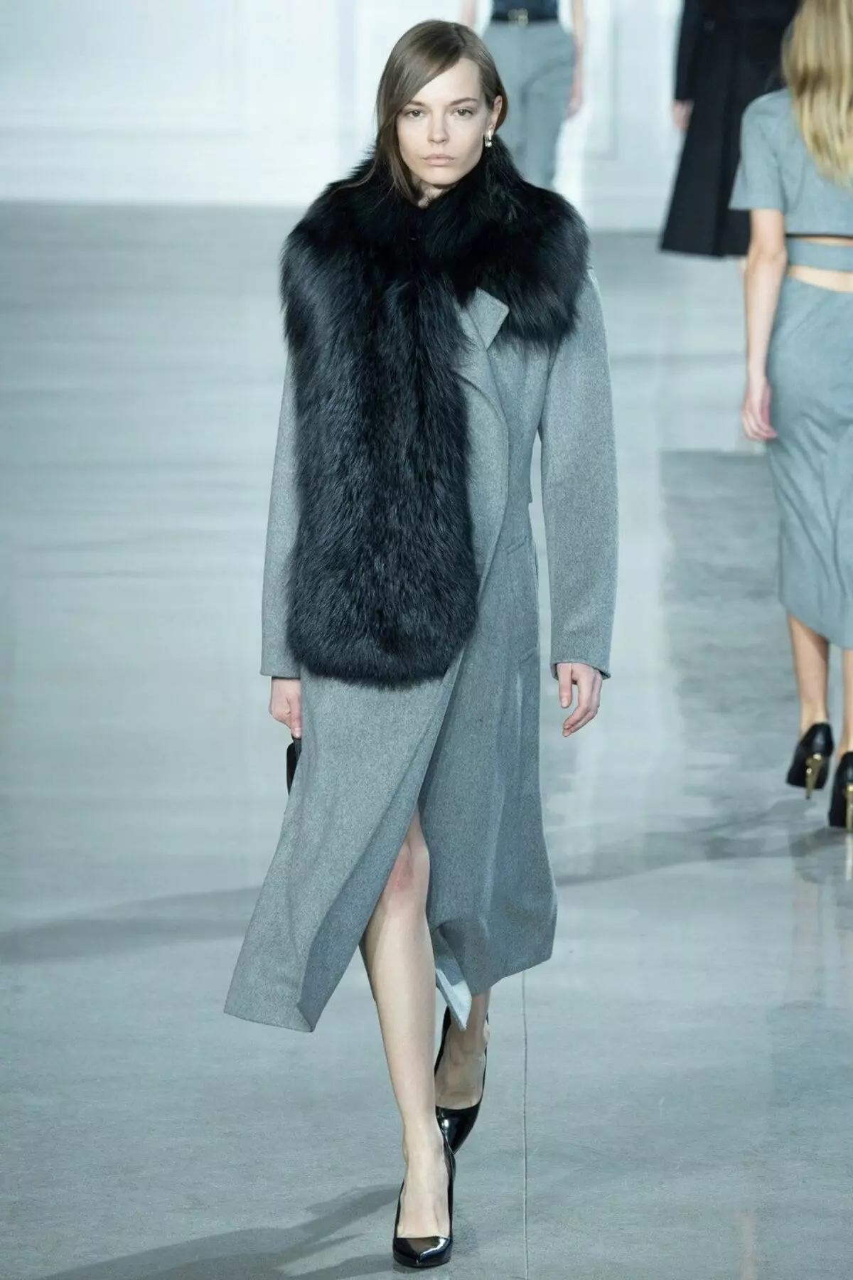 Зимски капут со крзно јака (306 фотографии): женски кожен капут, волнена, завеса, маскирана, модел 644_47