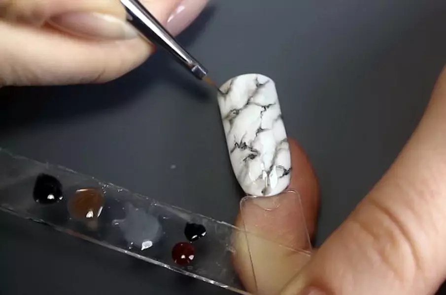 Маникюр трещины. Ногти мраморный дизайн. Техника мрамор на ногтях. Мраморный маникюр гель лаком пошагово. Мрамор гель лаком пошагово.