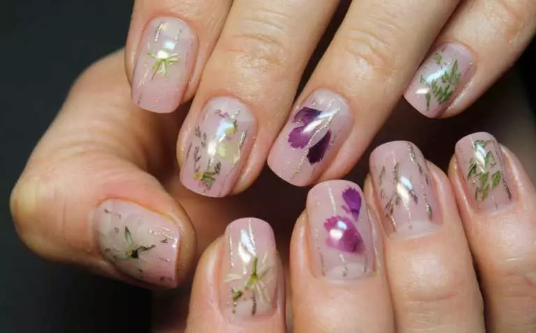 Gennemsigtig negle design (59 billeder): manicure med et mønster baseret på farveløs lak, belægning ideer med rhinestones og blomster 6453_16