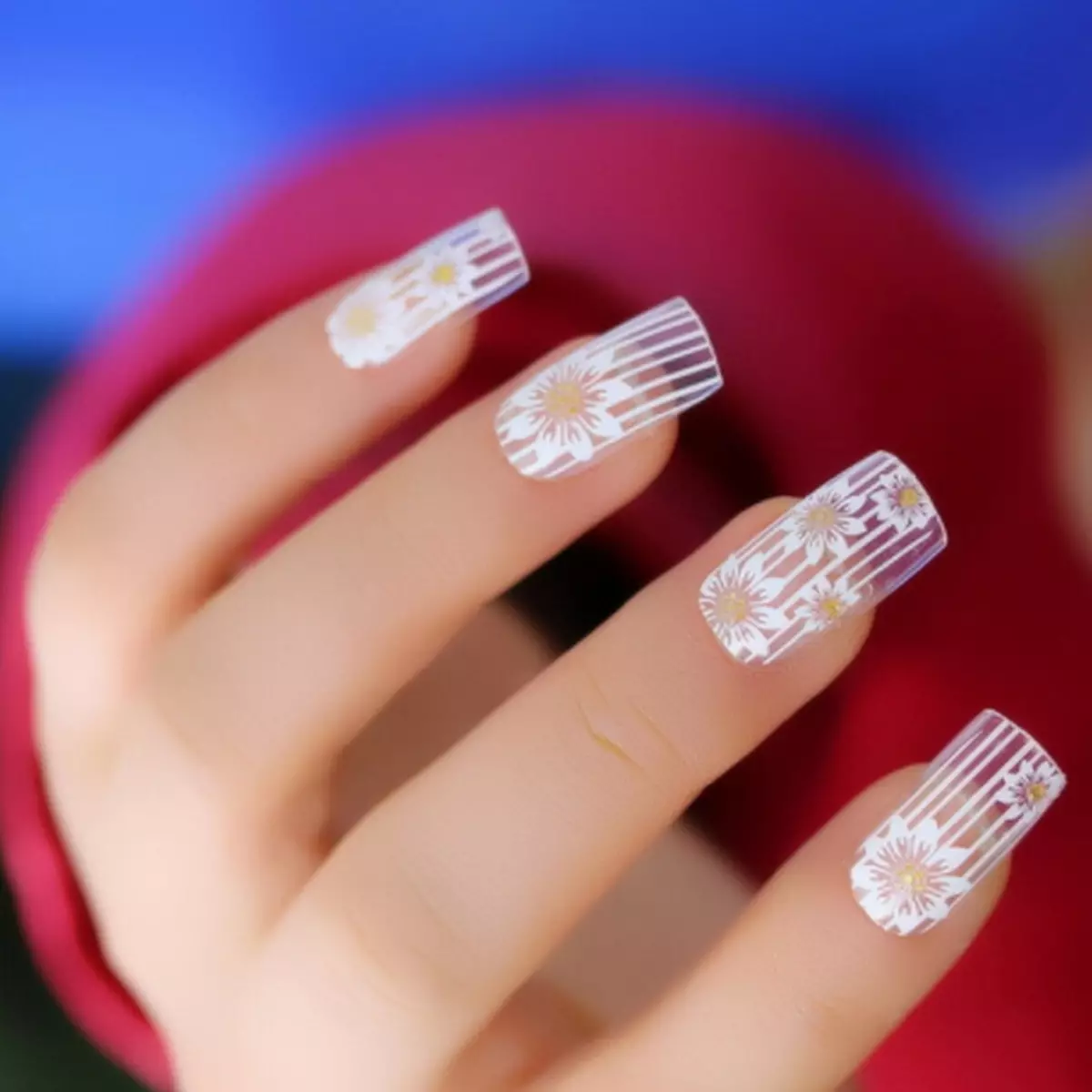 Design de ongles transparents (59 photos): manucure avec un motif basé sur un vernis sans couleur, des idées de revêtement avec des strass et des fleurs 6453_3