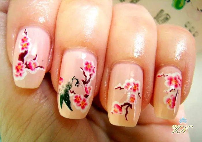 Sakura op die naels (32 foto's): manicure ontwerp met sakura takke. Hoe om 'n boom stap verbypad draai? 6462_24