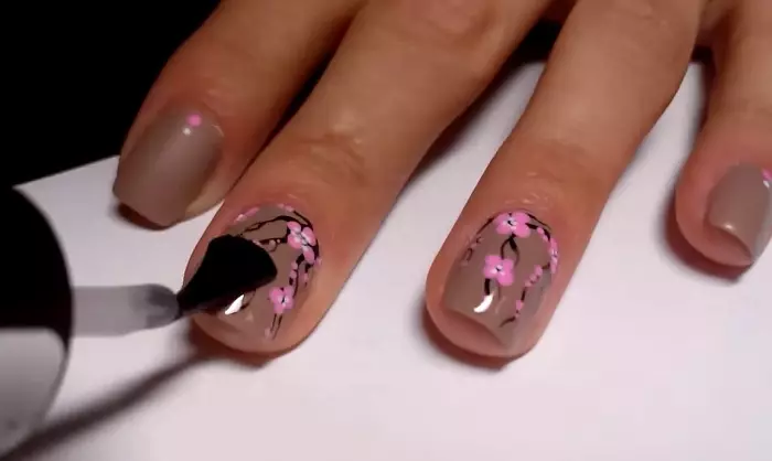 Sakura sulle unghie (32 foto): Design manicure con rami Sakura. Come girare un bypass di un albero? 6462_28