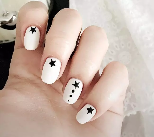 Manicura con estrelas (29 fotos): Como deseñar e facer un deseño de uñas cun ceo estrelado? 6466_25