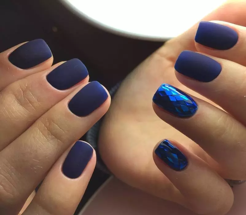 Ahịhịa Matte (26 foto): Ntinye ube monaphonic na varnish, manicure nke Ombre cherry 6471_101