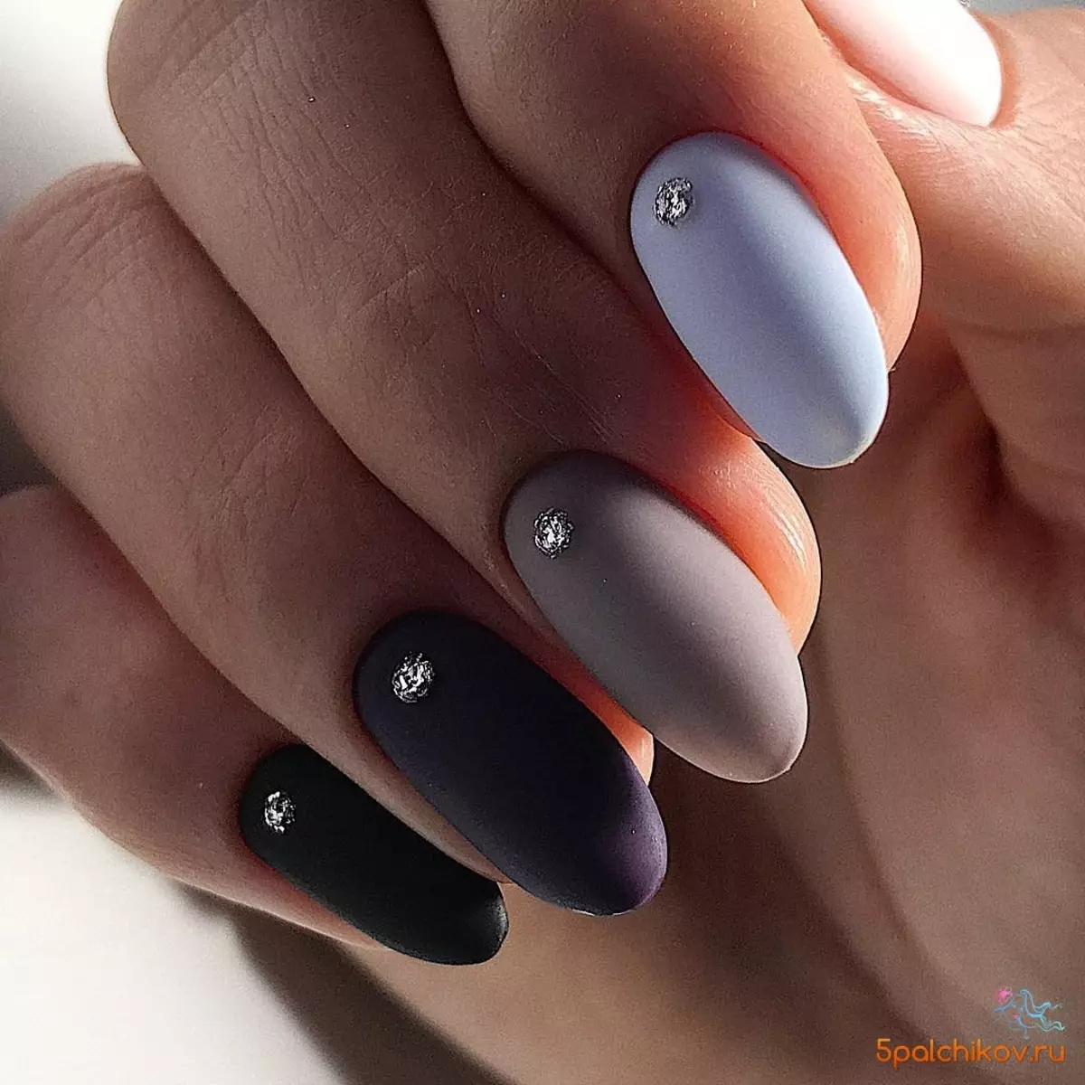 Matte Manicure (126 foto): Desain kuku matte monofonik dengan pernis, manicure musim panas yang indah dari Ombre Cherry Blossom 6471_103