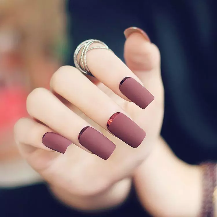 Matte Manicure (126 foto): Desain kuku matte monofonik dengan pernis, manicure musim panas yang indah dari Ombre Cherry Blossom 6471_121