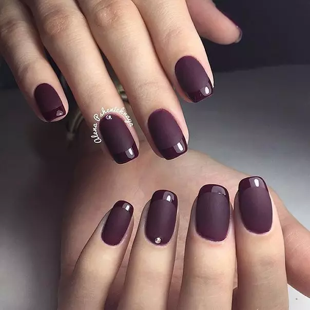 Ahịhịa Matte (26 foto): Ntinye ube monaphonic na varnish, manicure nke Ombre cherry 6471_19