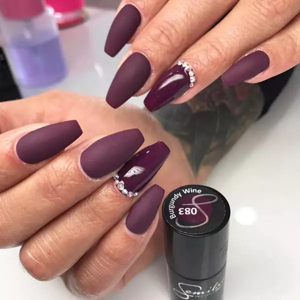 Ahịhịa Matte (26 foto): Ntinye ube monaphonic na varnish, manicure nke Ombre cherry 6471_21