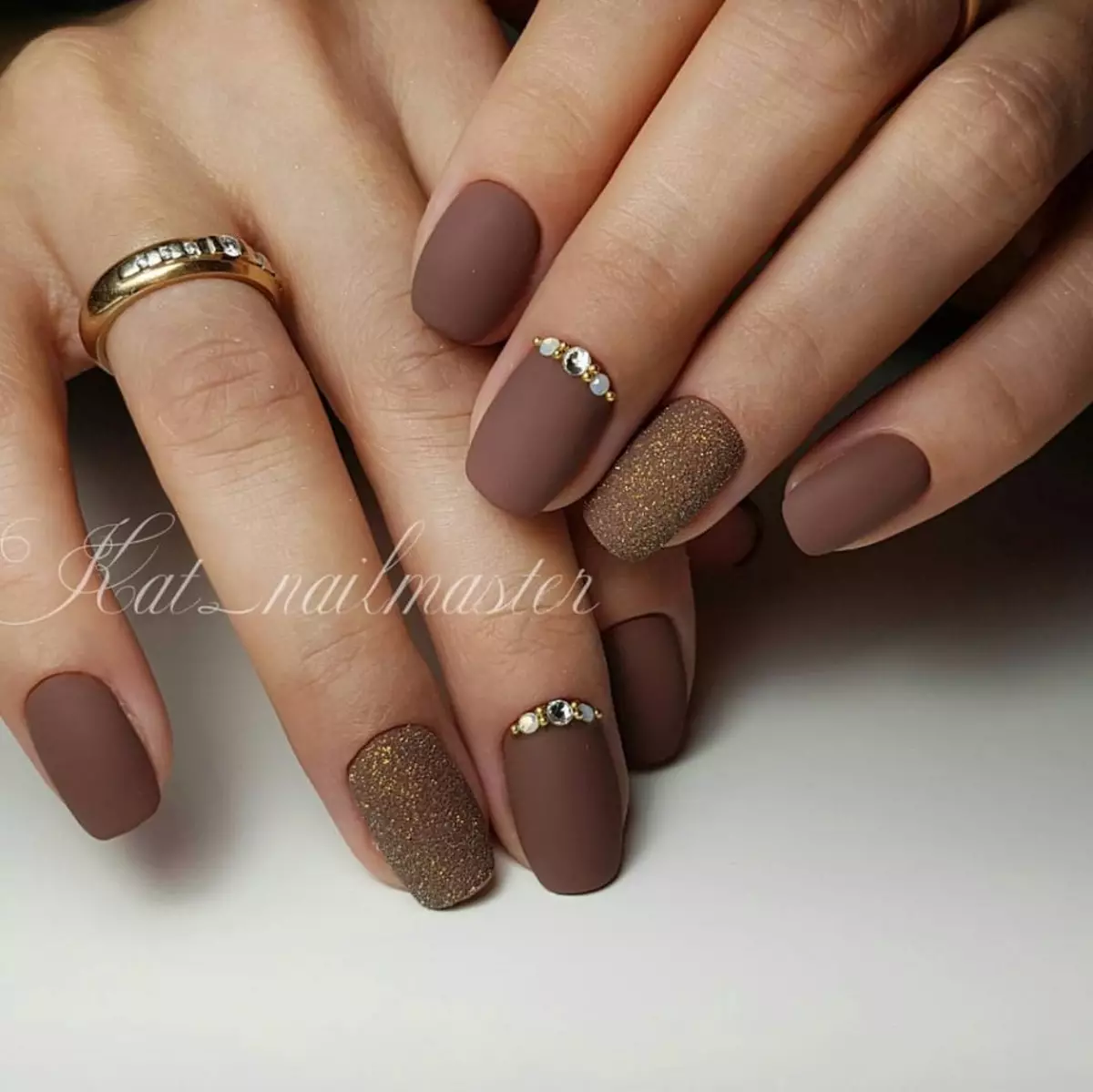 Matte Manicure (126 foto): Desain kuku matte monofonik dengan pernis, manicure musim panas yang indah dari Ombre Cherry Blossom 6471_23