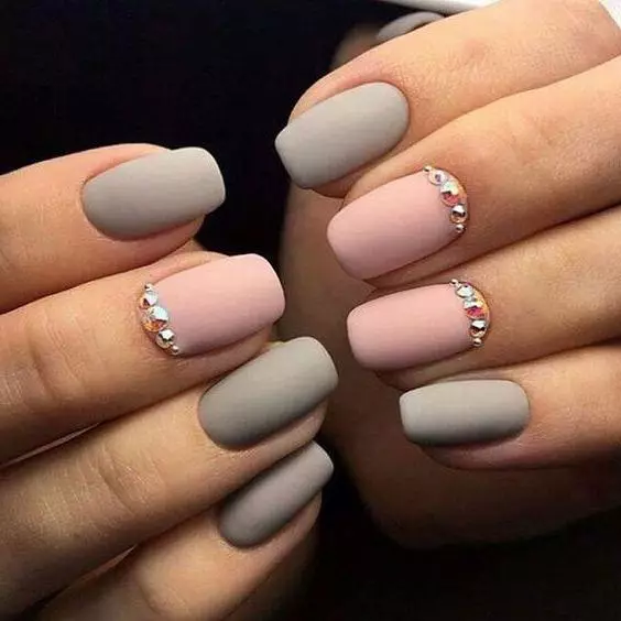 Matte Manicure (126 foto): Desain kuku matte monofonik dengan pernis, manicure musim panas yang indah dari Ombre Cherry Blossom 6471_26