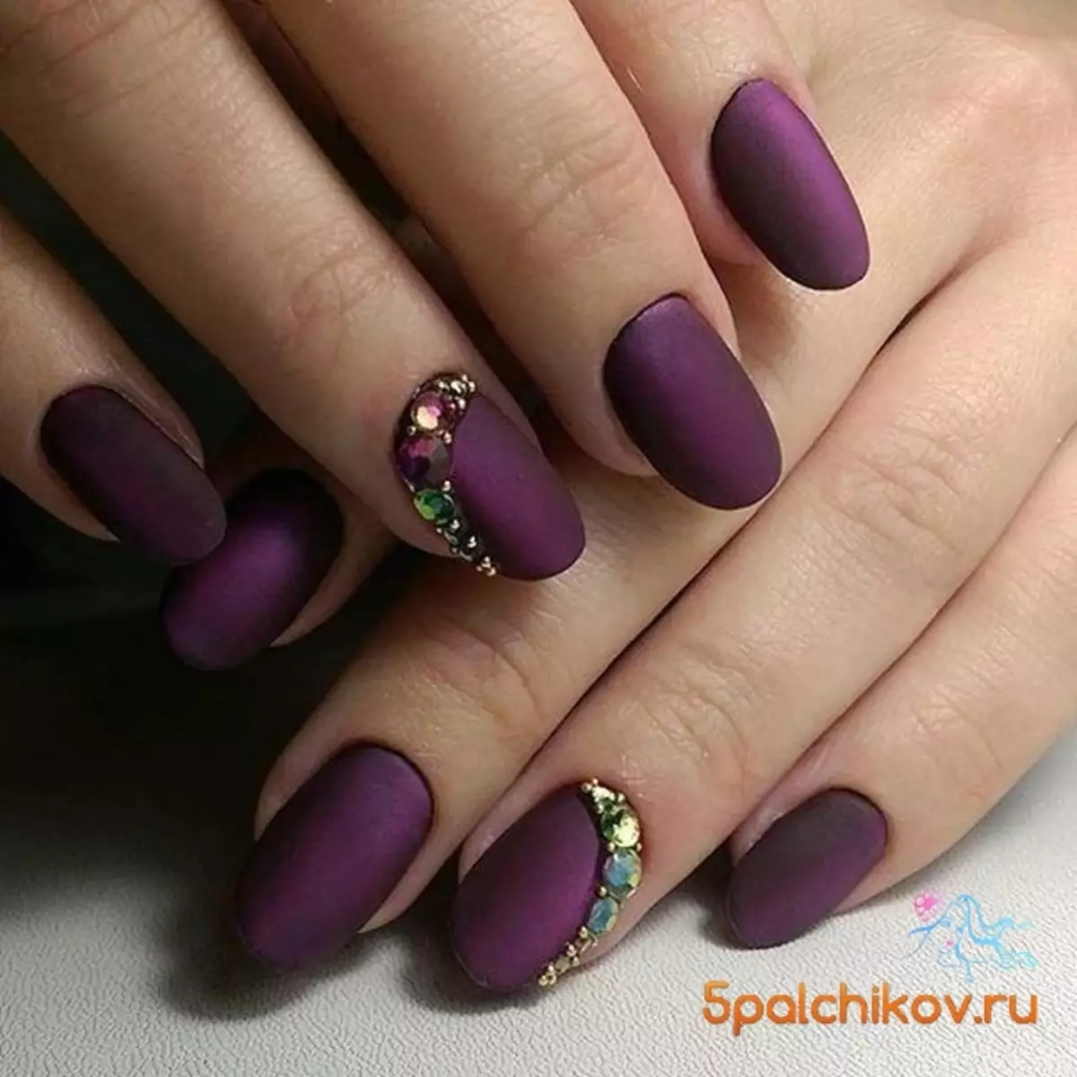 Ahịhịa Matte (26 foto): Ntinye ube monaphonic na varnish, manicure nke Ombre cherry 6471_35