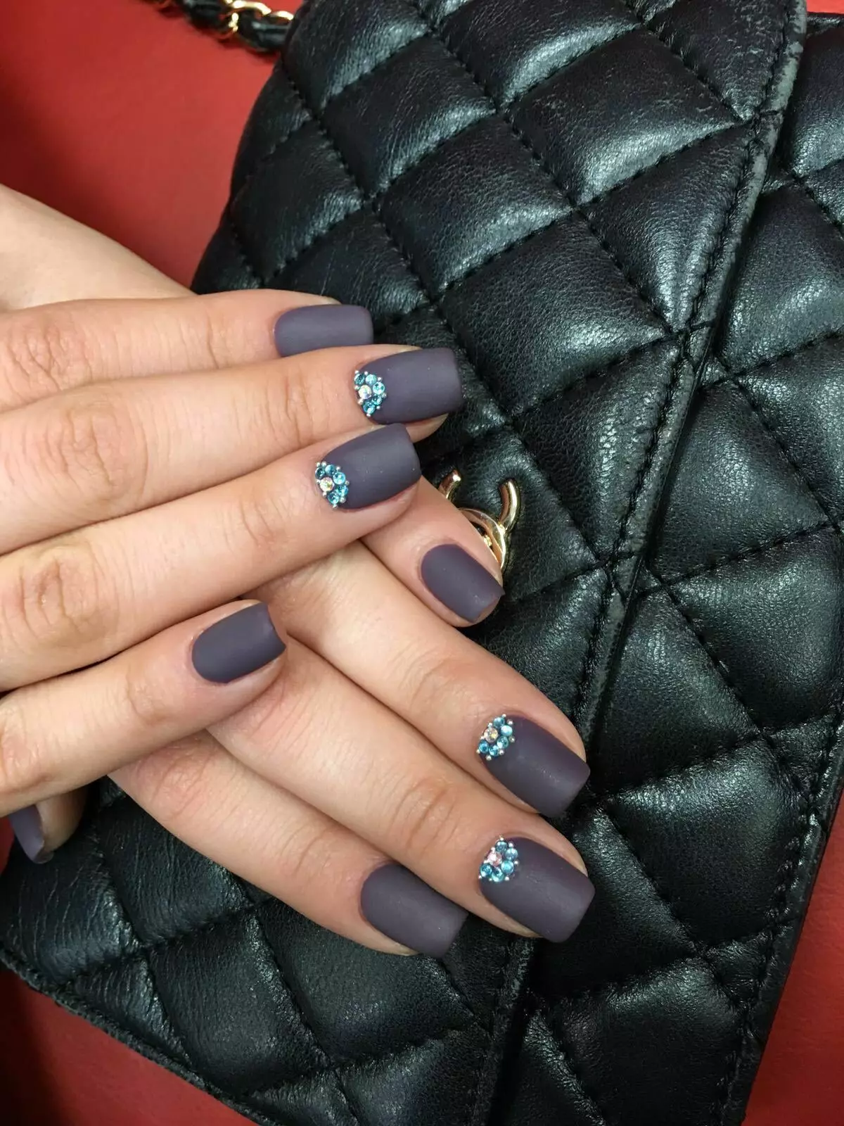 Matte Manicure (126 foto): Desain kuku matte monofonik dengan pernis, manicure musim panas yang indah dari Ombre Cherry Blossom 6471_36