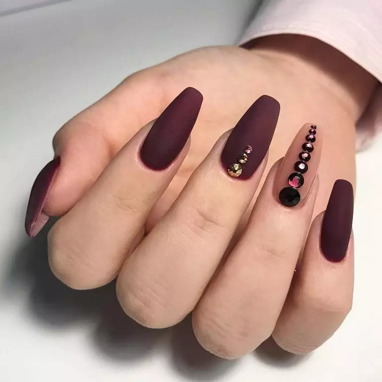 Ahịhịa Matte (26 foto): Ntinye ube monaphonic na varnish, manicure nke Ombre cherry 6471_37